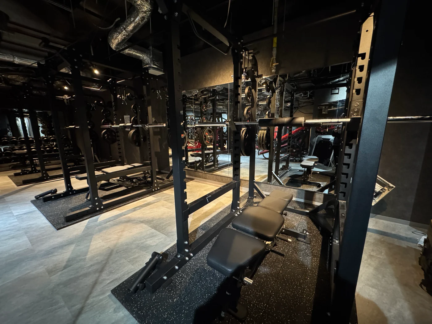 パワーラックが並ぶAUN'S GYMの店内